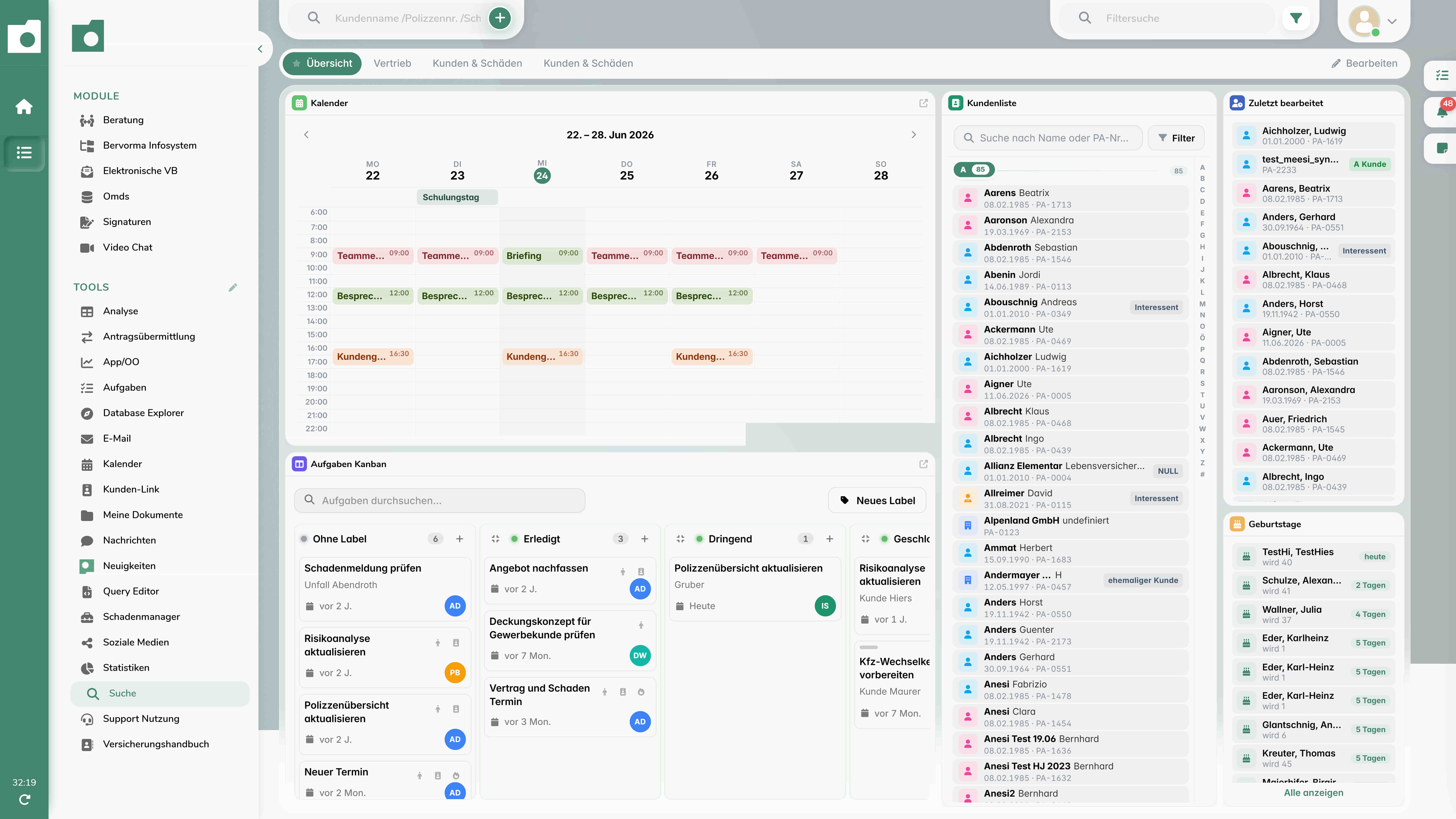 Dashboard des OnlineOrdner mit Modulübersicht, Wochenkalender, Aufgaben-Kanban, Kundenliste, zuletzt bearbeiteten Kunden und Geburtstagen